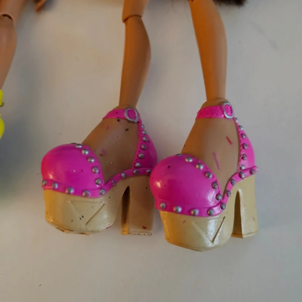 Bratz‎ Doll Lot of 4 Pink Brown Hair with Extra Shoes and Accessories